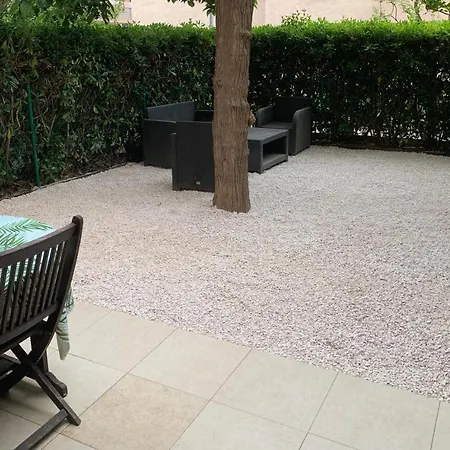 Apartment T1bis Avec Jardin A Gare *